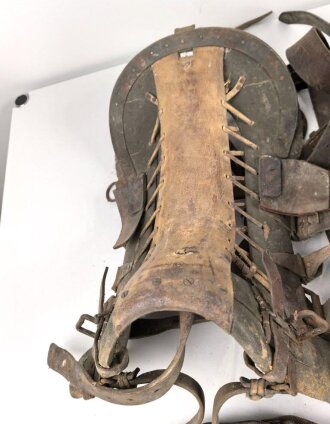 Großes Konvolut Lederriemen / Lederzeug, meist Kavallerie. Alles mehr oder weniger defekt. Insgesamt 18 Kilo