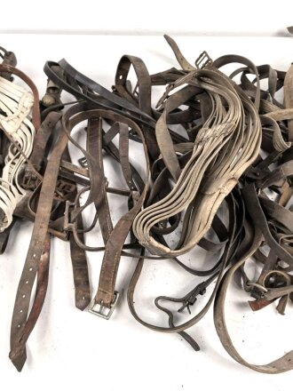 Großes Konvolut Lederriemen / Lederzeug, meist Kavallerie. Alles mehr oder weniger defekt. Insgesamt 13 Kilo