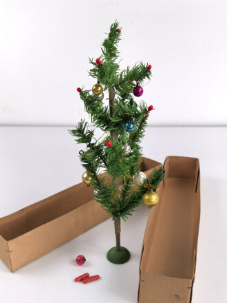 2.Weltkrieg, Feldpostpaket für einen Weihnachtsbaum mit zugehörigem Inhalt. Die Umverpackung noch ohne Feldpostaufkleber, siehe unsere alte Artikelnummer 98368 als Referenz