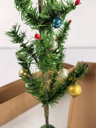 2.Weltkrieg, Feldpostpaket für einen Weihnachtsbaum mit zugehörigem Inhalt. Die Umverpackung noch ohne Feldpostaufkleber, siehe unsere alte Artikelnummer 98368 als Referenz