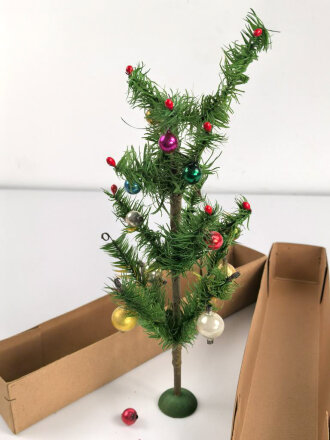 2.Weltkrieg, Feldpostpaket für einen Weihnachtsbaum mit zugehörigem Inhalt. Die Umverpackung noch ohne Feldpostaufkleber, siehe unsere alte Artikelnummer 98368 als Referenz