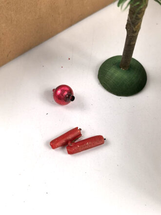 2.Weltkrieg, Feldpostpaket für einen Weihnachtsbaum mit zugehörigem Inhalt. Die Umverpackung noch ohne Feldpostaufkleber, siehe unsere alte Artikelnummer 98368 als Referenz