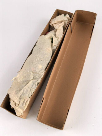 2.Weltkrieg, Feldpostpaket für einen Weihnachtsbaum mit zugehörigem Inhalt. Die Umverpackung noch ohne Feldpostaufkleber, siehe unsere alte Artikelnummer 98368 als Referenz