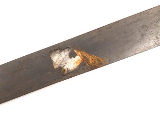 Klinge für eine Blankwaffe, Länge 59,5cm, Gesamtlänge 77cm,  Breite 35mm. Alter und Herkunft unbekannt.