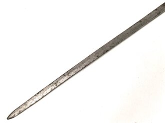 Klinge für eine Blankwaffe, Länge 87cm, Gesamtlänge 101,5cm,  Breite 17mm. Alter und Herkunft unbekannt.
