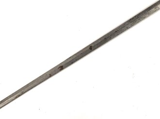 Klinge für eine Blankwaffe, Länge 87cm, Gesamtlänge 101,5cm,  Breite 17mm. Alter und Herkunft unbekannt.