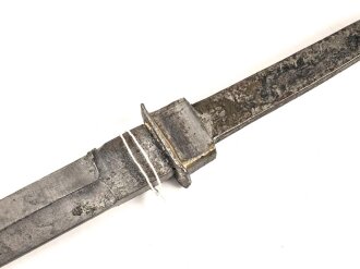 Klinge für eine Blankwaffe, Länge 87cm, Gesamtlänge 101,5cm,  Breite 17mm. Alter und Herkunft unbekannt.