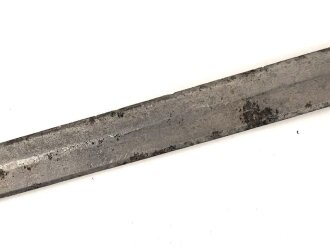 Klinge für eine Blankwaffe, Länge 87cm, Gesamtlänge 101,5cm,  Breite 17mm. Alter und Herkunft unbekannt.