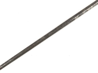 Klinge für eine Blankwaffe, Länge 73cm, Gesamtlänge 85cm,  Breite 17,7mm. Alter und Herkunft unbekannt.