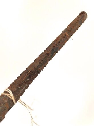 Klinge für eine Blankwaffe, Länge 68cm, Gesamtlänge 77cm,  Breite 14,4mm. Alter und Herkunft unbekannt.