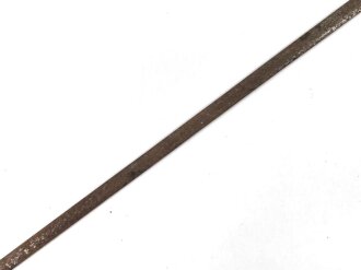 Klinge für eine Blankwaffe, Länge 68cm, Gesamtlänge 77cm,  Breite 14,4mm. Alter und Herkunft unbekannt.