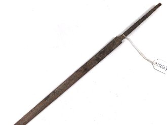 Klinge für eine Blankwaffe, Länge 68cm, Gesamtlänge 77cm,  Breite 14,4mm. Alter und Herkunft unbekannt.