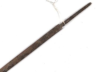 Klinge für eine Blankwaffe, Länge 68cm, Gesamtlänge 77cm,  Breite 14,4mm. Alter und Herkunft unbekannt.