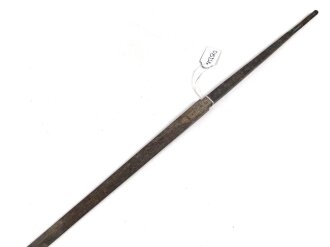 Klinge für eine Blankwaffe, Länge 86,5cm, Gesamtlänge 104,5cm,  Breite 16,1mm. Alter und Herkunft unbekannt.