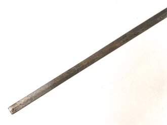 Klinge für eine Blankwaffe, Länge 86,5cm, Gesamtlänge 104,5cm,  Breite 16,1mm. Alter und Herkunft unbekannt.