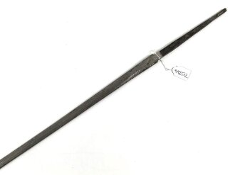 Klinge für eine Blankwaffe, Länge 87cm, Gesamtlänge 102m,  Breite 15,5mm. Alter und Herkunft unbekannt.