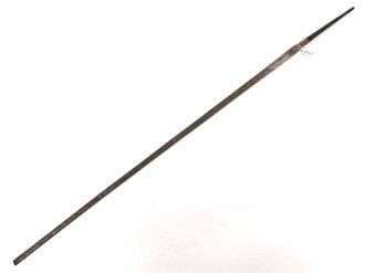 Klinge für eine Blankwaffe, Länge 86cm, Gesamtlänge 103,5m, Breite 16mm. Alter und Herkunft unbekannt.