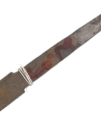 Klinge für eine Blankwaffe, Länge 86cm, Gesamtlänge 103,5m, Breite 16mm. Alter und Herkunft unbekannt.