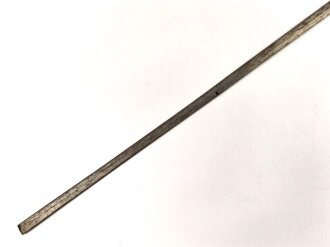 Klinge für eine Blankwaffe, Länge 86cm, Gesamtlänge 103,5m, Breite 16mm. Alter und Herkunft unbekannt.
