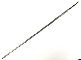 Klinge für eine Blankwaffe, Länge 86cm, Gesamtlänge 102cm,  Breite 16mm. Alter und Herkunft unbekannt.