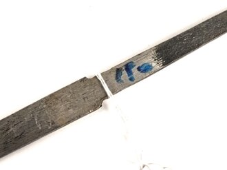 Klinge für eine Blankwaffe, Länge 86cm, Gesamtlänge 102cm,  Breite 16mm. Alter und Herkunft unbekannt.