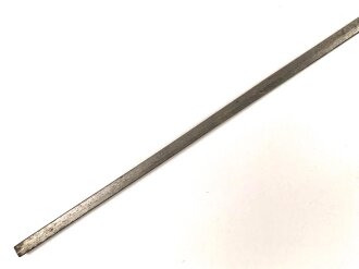 Klinge für eine Blankwaffe, Länge 86cm, Gesamtlänge 102cm,  Breite 16mm. Alter und Herkunft unbekannt.