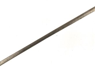 Klinge für eine Blankwaffe, Länge 86cm, Gesamtlänge 102cm,  Breite 16mm. Alter und Herkunft unbekannt.