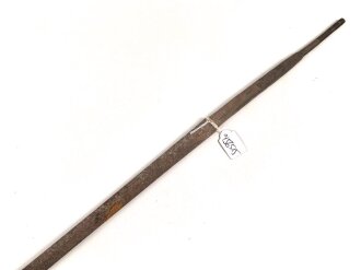 Klinge für eine Blankwaffe, Länge 86,5cm, Gesamtlänge 104cm,  Breite 15,9mm. Alter und Herkunft unbekannt.