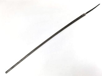 Klinge für eine Blankwaffe, Länge 86cm, Gesamtlänge 103cm,  Breite 20,5mm. Alter und Herkunft unbekannt.