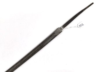 Klinge für eine Blankwaffe, Länge 86cm, Gesamtlänge 103cm,  Breite 20,5mm. Alter und Herkunft unbekannt.