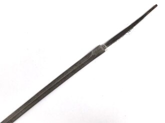 Klinge für eine Blankwaffe, Länge 86cm, Gesamtlänge 103cm,  Breite 20,5mm. Alter und Herkunft unbekannt.
