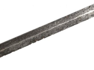 Klinge für eine Blankwaffe, Länge 86cm, Gesamtlänge 103cm,  Breite 20,5mm. Alter und Herkunft unbekannt.