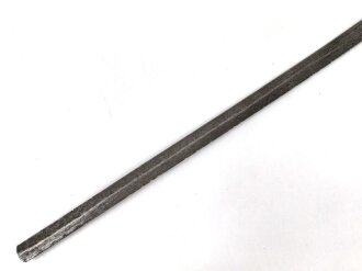 Klinge für eine Blankwaffe, Länge 86cm, Gesamtlänge 103cm,  Breite 20,5mm. Alter und Herkunft unbekannt.