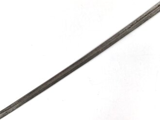 Klinge für eine Blankwaffe, Länge 86cm, Gesamtlänge 103cm,  Breite 20,5mm. Alter und Herkunft unbekannt.