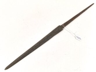 Klinge für eine Blankwaffe, Länge 29cm, Gesamtlänge 46,5cm,  Breite 24mm. Alter und Herkunft unbekannt.