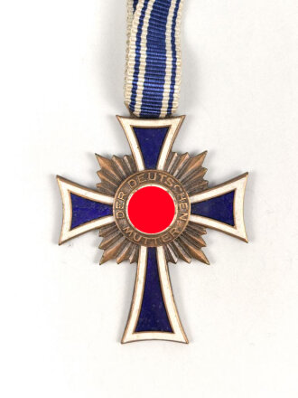 Ehrenkreuz der Deutschen Mutter in bronze , leicht beschädigt, an Bandabschnitt