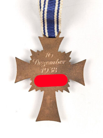 Ehrenkreuz der Deutschen Mutter in bronze , leicht beschädigt, an Bandabschnitt