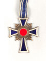 Ehrenkreuz der Deutschen Mutter in bronze , leicht beschädigt, an Bandabschnitt