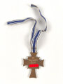Ehrenkreuz der Deutschen Mutter in bronze , leicht beschädigt, an Bandabschnitt