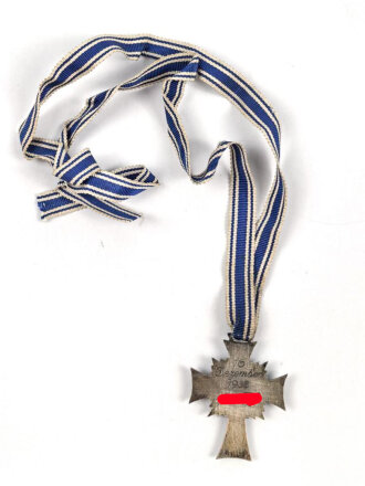 Ehrenkreuz der Deutschen Mutter in silber,  an langem Band
