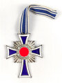 Ehrenkreuz der Deutschen Mutter in silber,  an kurzem Bandabschnitt