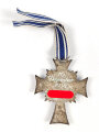 Ehrenkreuz der Deutschen Mutter in silber,  an kurzem Bandabschnitt