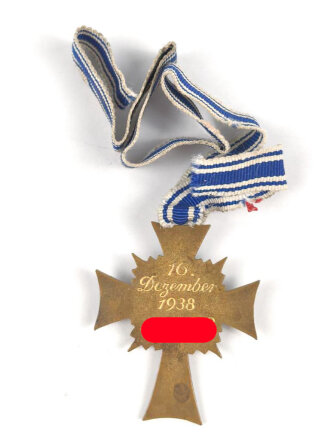 Ehrenkreuz der Deutschen Mutter in gold,  an Bandabschnitt