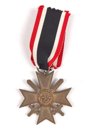 Kriegsverdienstkreuz 2. Klasse mit Schwertern,, am Band. Buntmetall, ohne Herstellermarkierung