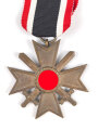 Kriegsverdienstkreuz 2. Klasse mit Schwertern,, am Band. Buntmetall, ohne Herstellermarkierung