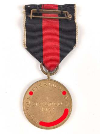 Medaille zur Erinnerung an den 1. Oktober 1938, am Band mit Tragenadel
