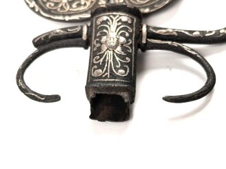 Teile für einen Degen, Alter und Herkunft unbekannt, Klingendurchlass oben 9,8 x 6,3mm