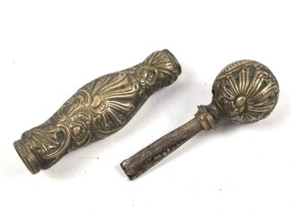 Teile für einen Degen, Alter und Herkunft unbekannt. Untere Öffnung etwa 8 x 10mm. Gesamthöhe 108mm