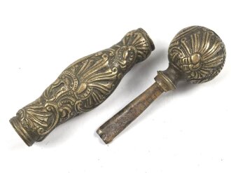 Teile für einen Degen, Alter und Herkunft unbekannt. Untere Öffnung etwa 8 x 10mm. Gesamthöhe 108mm