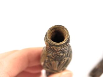 Teile für einen Degen, Alter und Herkunft unbekannt. Untere Öffnung etwa 8 x 10mm. Gesamthöhe 108mm